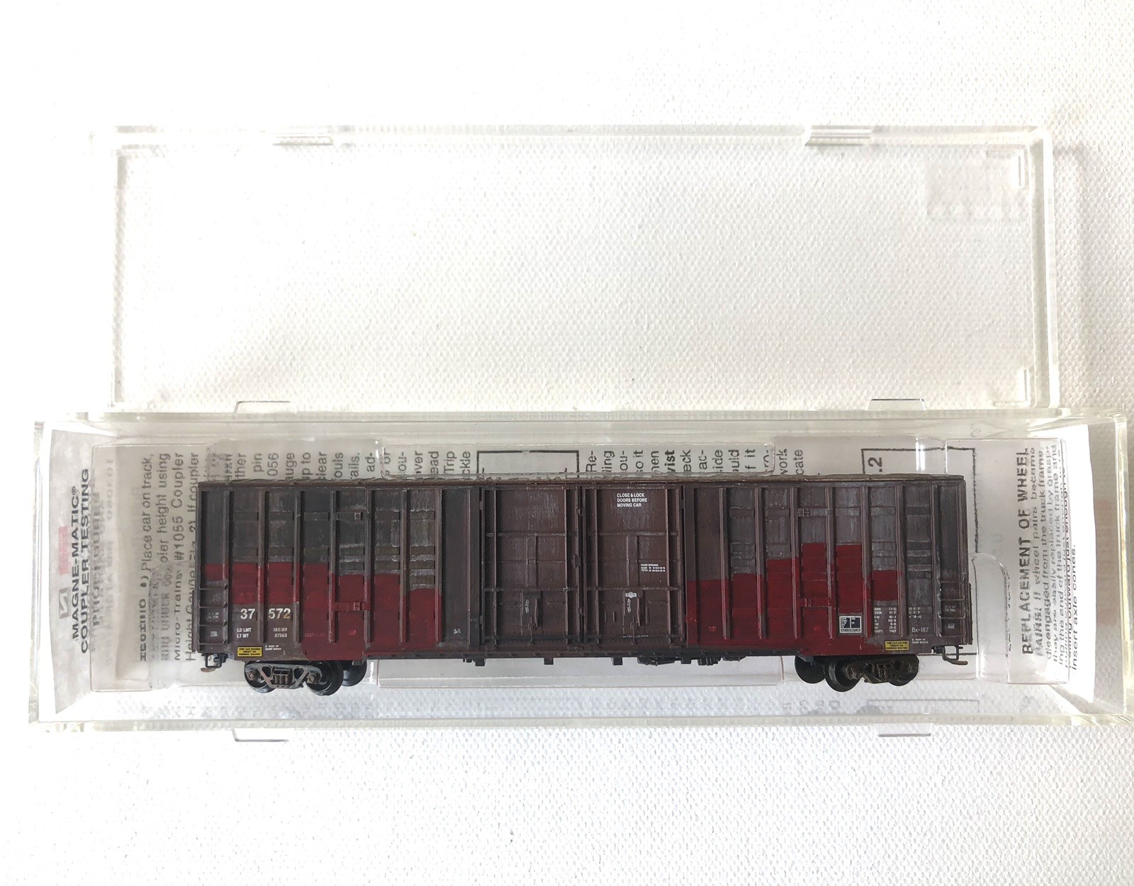 Micro-Trains EX-ATSF 60′ Boxcar Hand-Weathered 103050-HW/Graffiti ‘Patched’