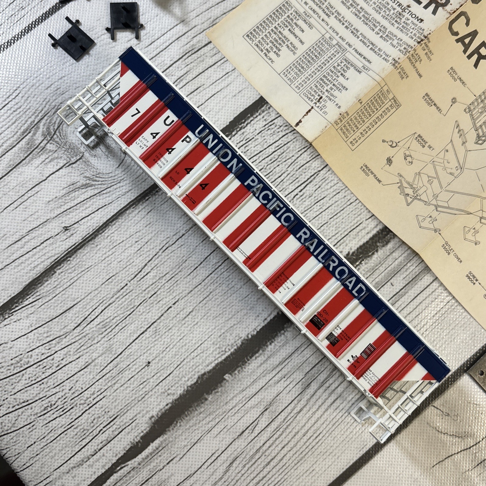 Vintage Athearn HO Scale Red/White/Blue 54’ Covered Hopper Car Train Kit 5314.