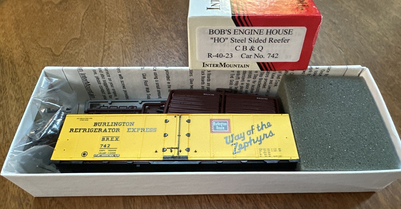 Intermountain HO Kit Bob’s Engine House Steel Side Reefer C B & Q #742 NIB NY