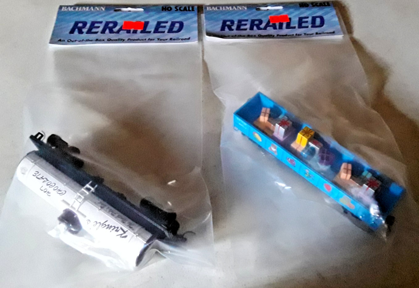 Bachmann HO Gauge Christmas Gondola w/Presents & Hot Chocolate Tank Car (CC-131