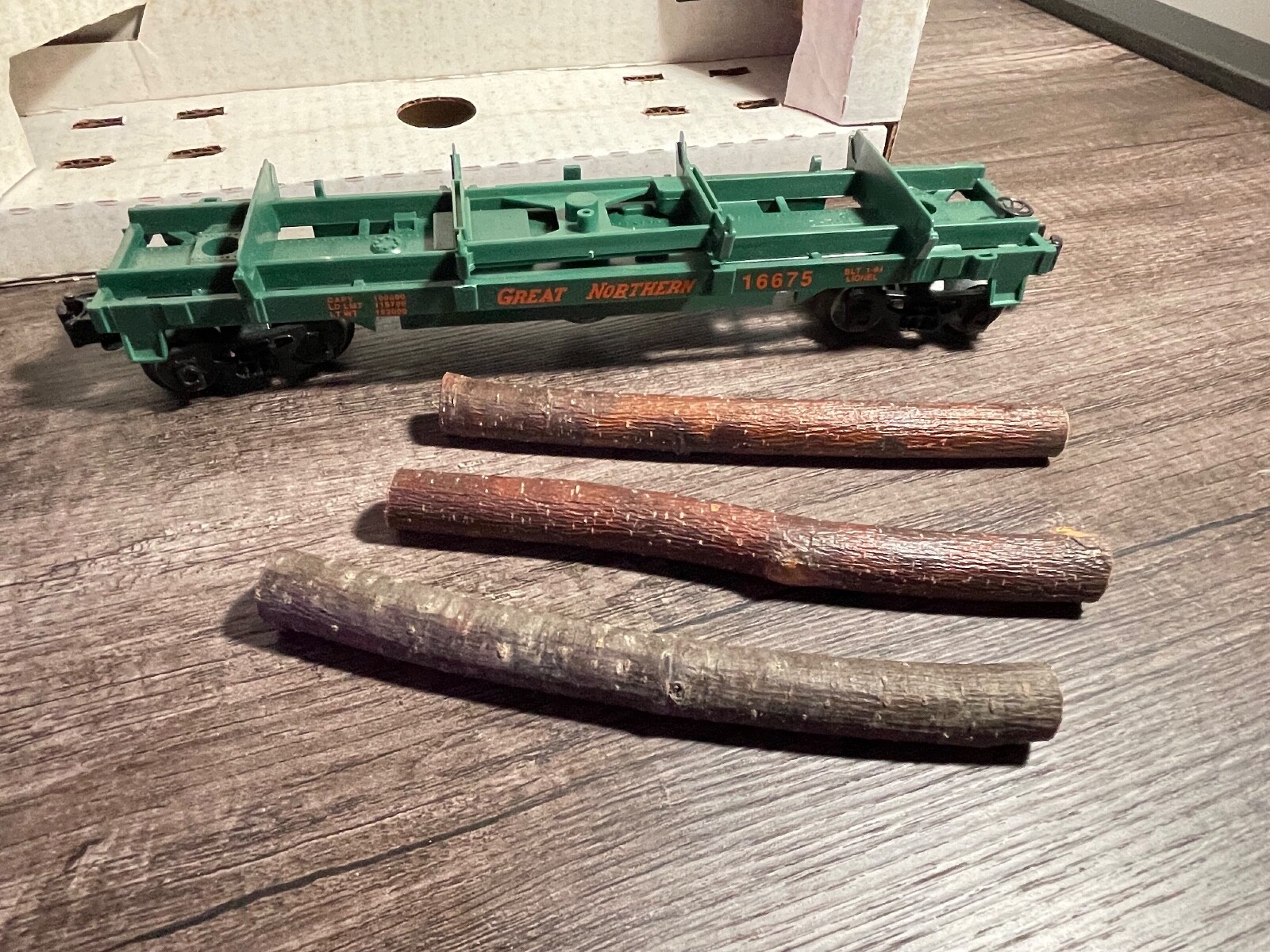 Lionel 6-16675 Great Northern Log Dump Car Logs Included, pieces missing (R-193)