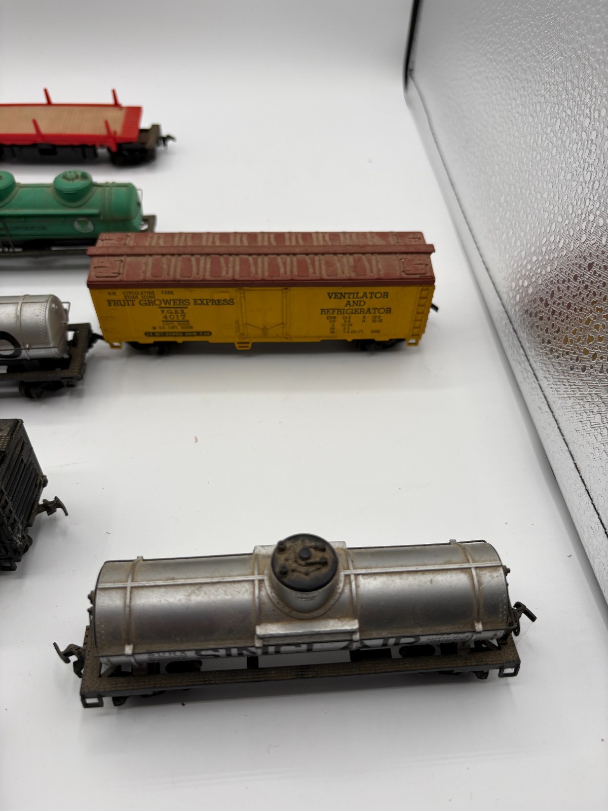 HO Scale Train Lot – Includes 12 pieces- Various condition **Uknown if working