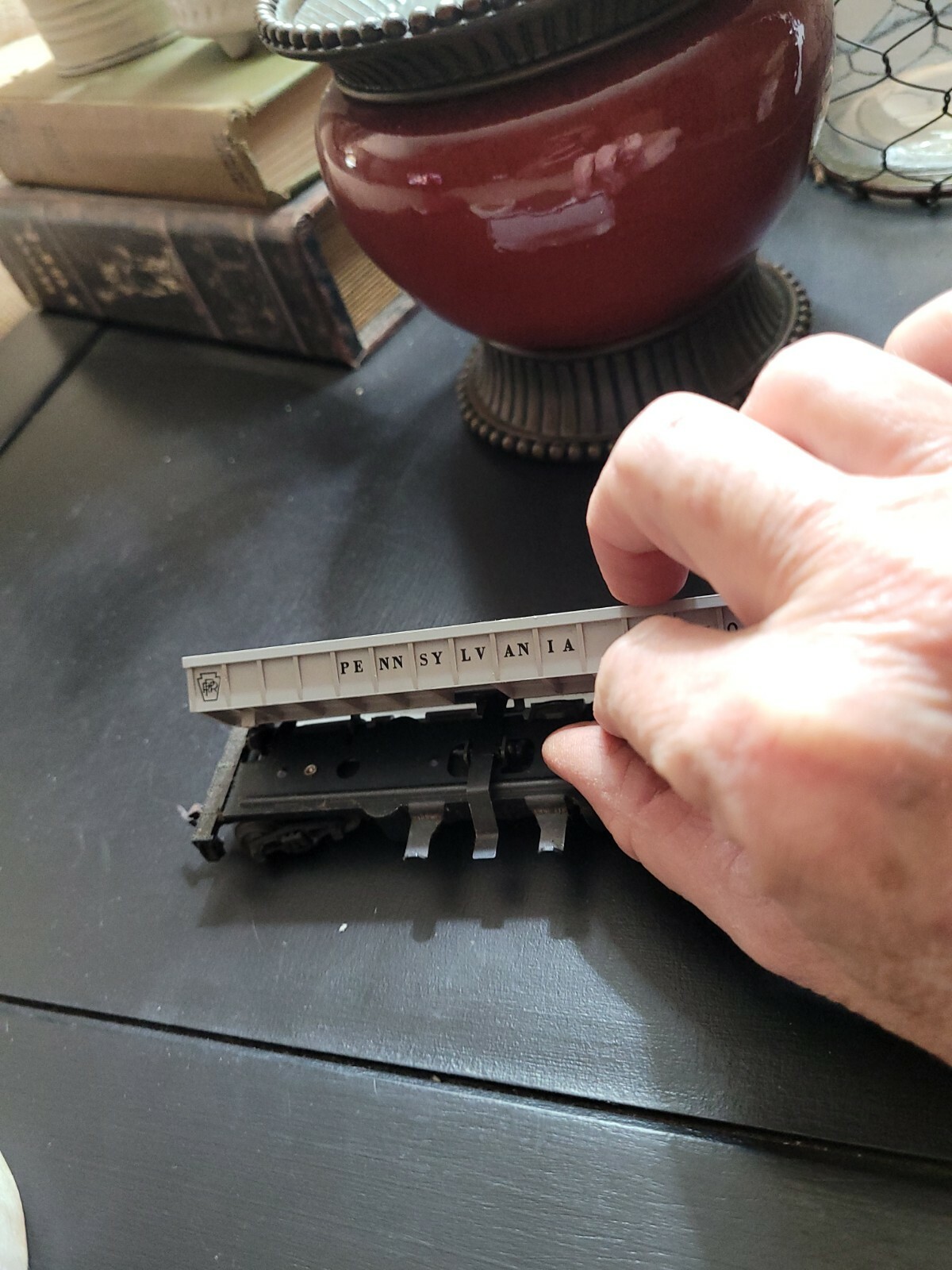 VINTAGE LIONEL TRAIN CAR…PENNSYLVANIA SIDE DUMPER 0301…LOOK!!!