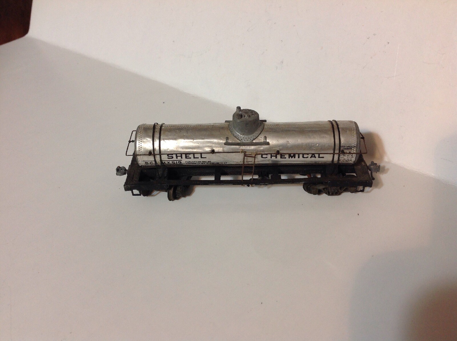 SHELL OIL TANK CAR S.C.H.M.X 519 HO 38 FT