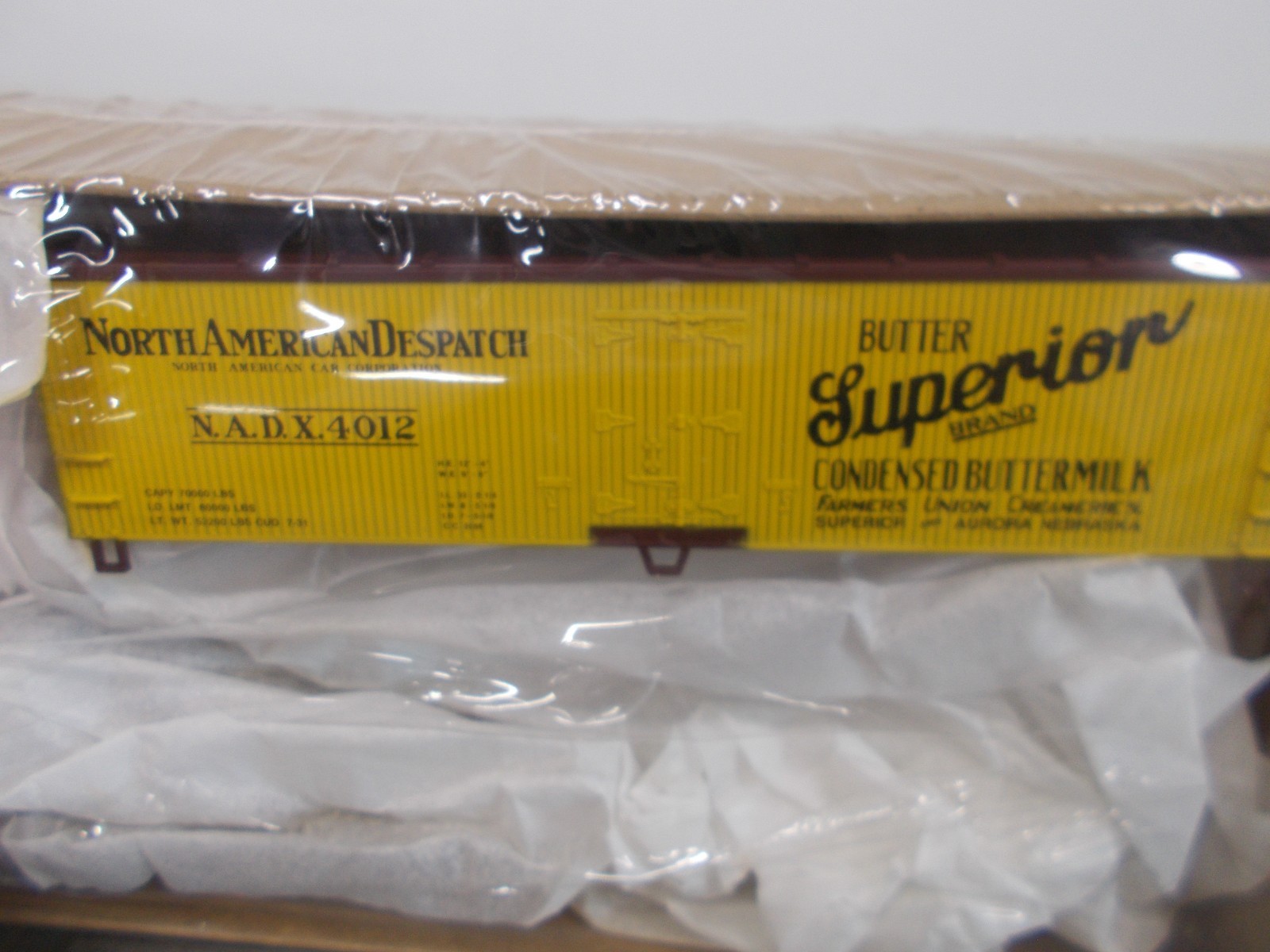 WALTHERS ~ SUPERIOR BRAND BUTTER 40′ REEFER CAR # 4012 ~ KIT ~HO SCALE