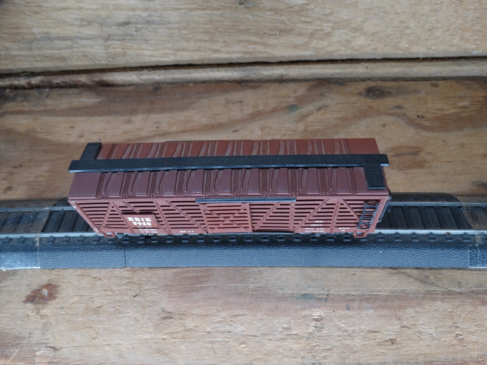 AHM Tempo HO 41′ Erie 9950 Sliding Door Model Railroad Livestock Car