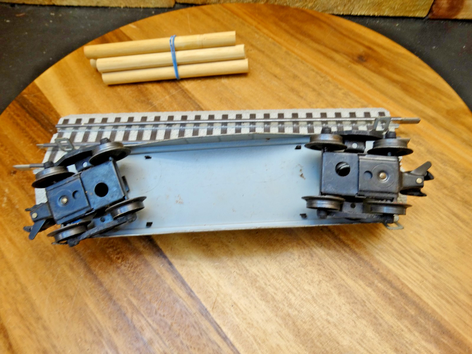 Lionel 027 Gauge All Metal Lionel Bulkhead Flat Car with Cargo