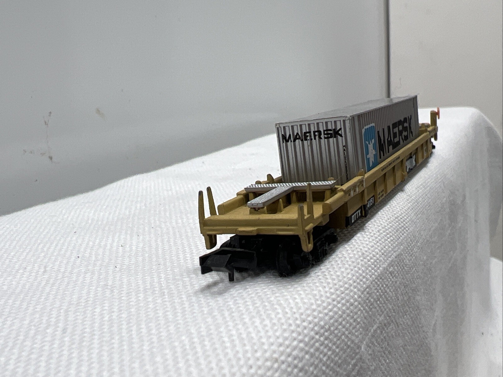 N Scale TTX Well Car With Maersk Container Die Cast Frame