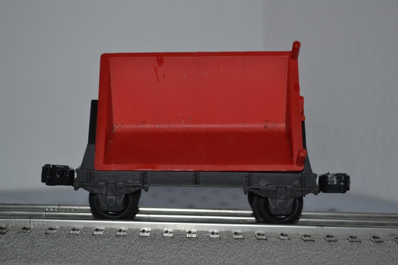 Lionel 9330-10 O Scale Red & Black Tipper Dump Gondola Car Vintage RARE No Load