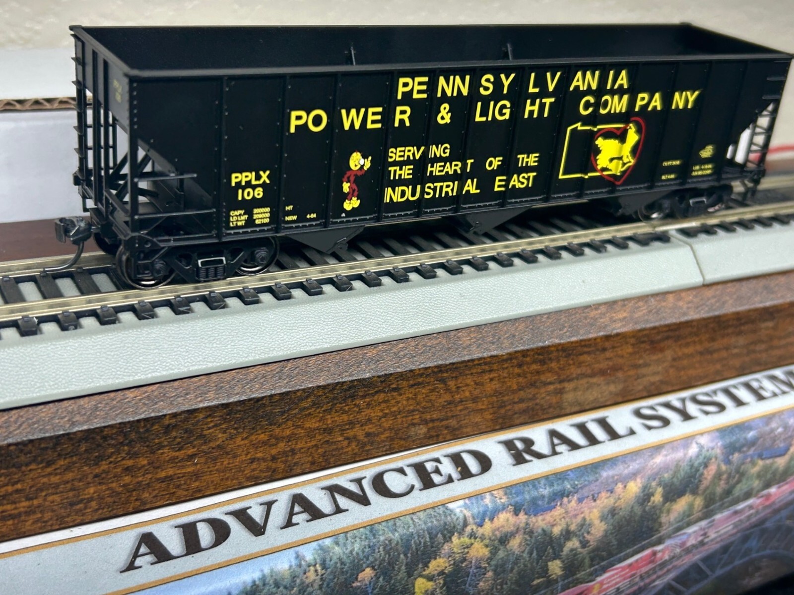 REDDY KILOWATT -PENN POWER & LIGHT 100T 3 BAY COAL HOPPER HO SCALE GOLD LINE NEW