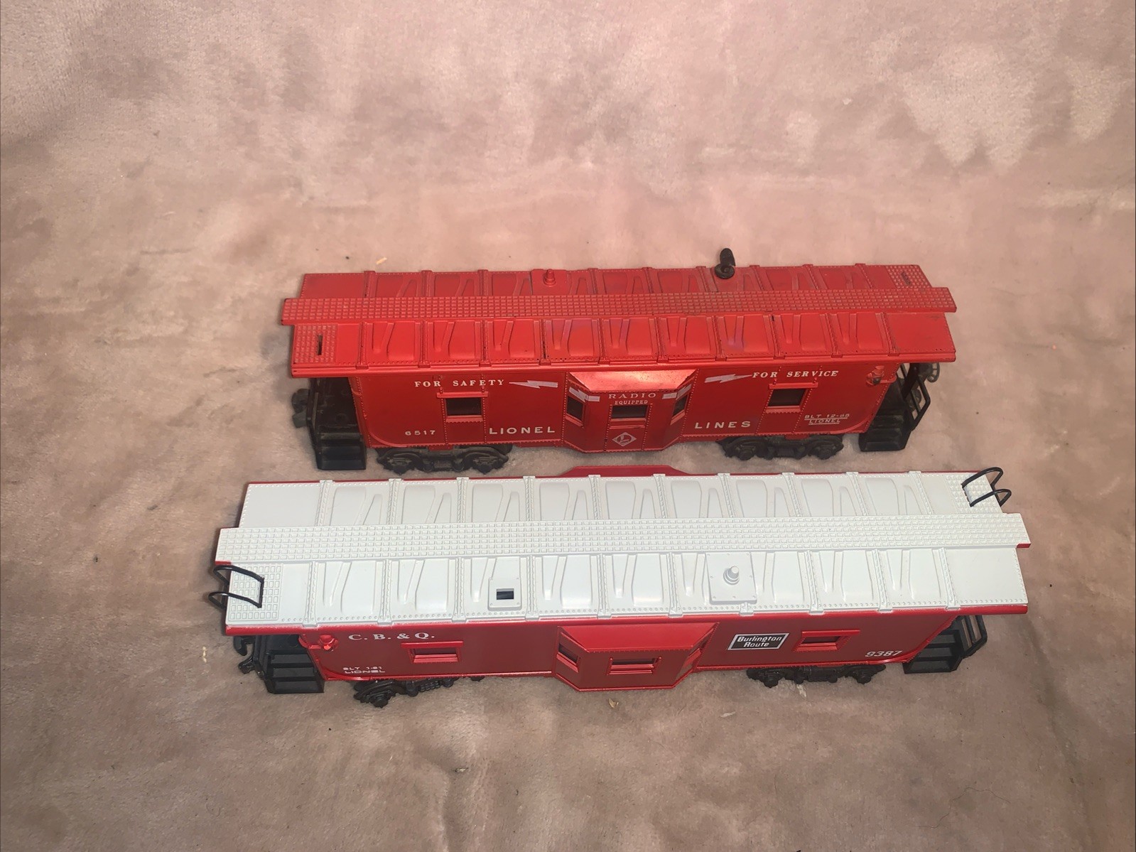 2 Lionel O-GAUGE Lighted Bay Window Caboose 6517 /1955 & 9387 / 1981 C6 & C7