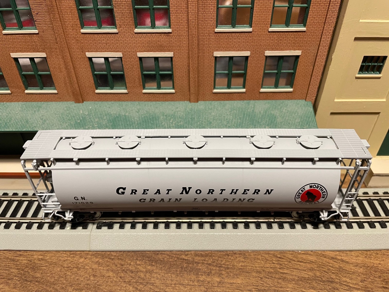 Atlas HO 1953-4 Great Northern ACF 6 Bay Cylindrical Hopper #171029 in HO