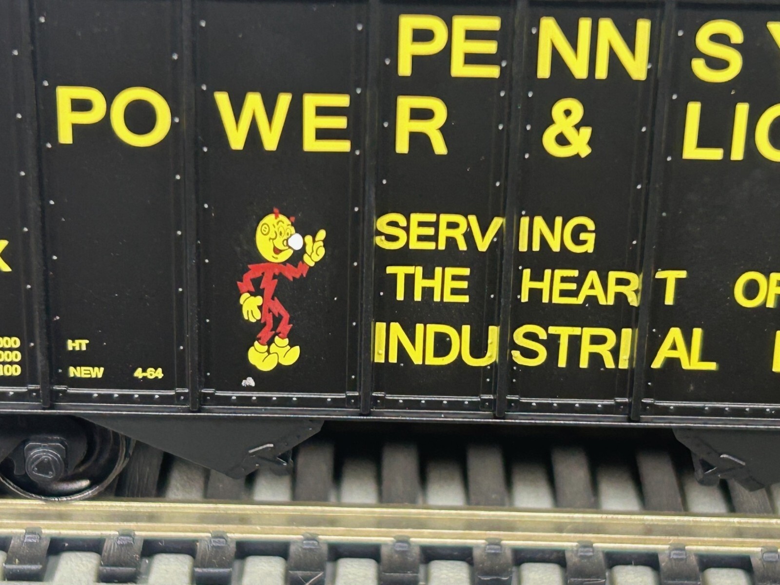 REDDY KILOWATT -PENN POWER & LIGHT 100T 3 BAY COAL HOPPER HO SCALE GOLD LINE NEW