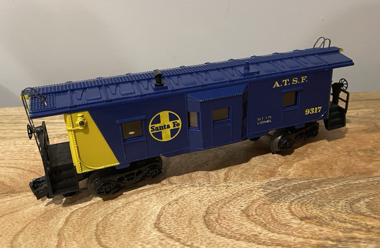 Lionel O & 027 Gauge A.T.S.F. Fright Carrier Caboose 6-9323.