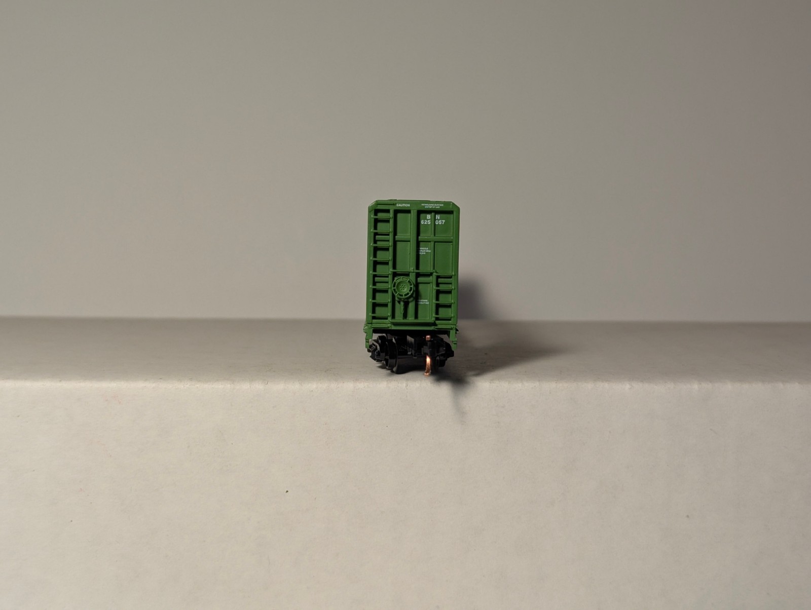 Red Caboose RN-16505-18 76′ Centerbeam Flat Car Burlington Northern BN625057