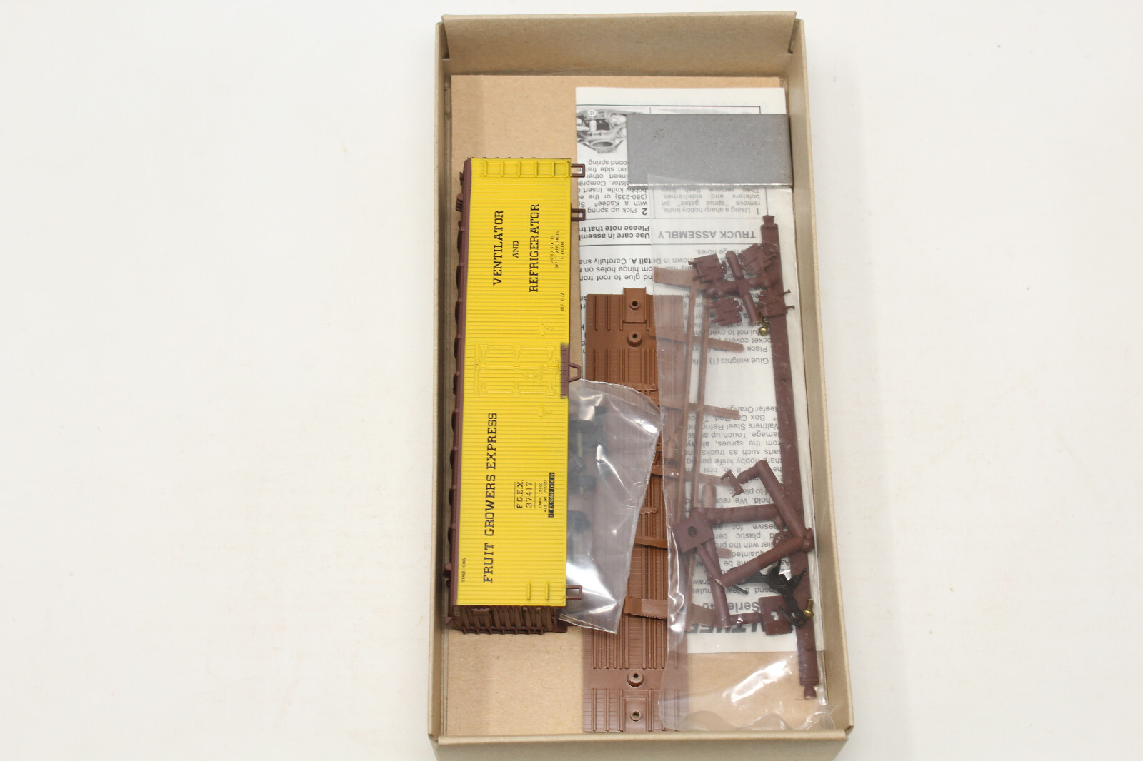 HO Walthers 932-2306 40′ Dreadnaught Reefer Fruit Growers Express FGEX 37417 Kit