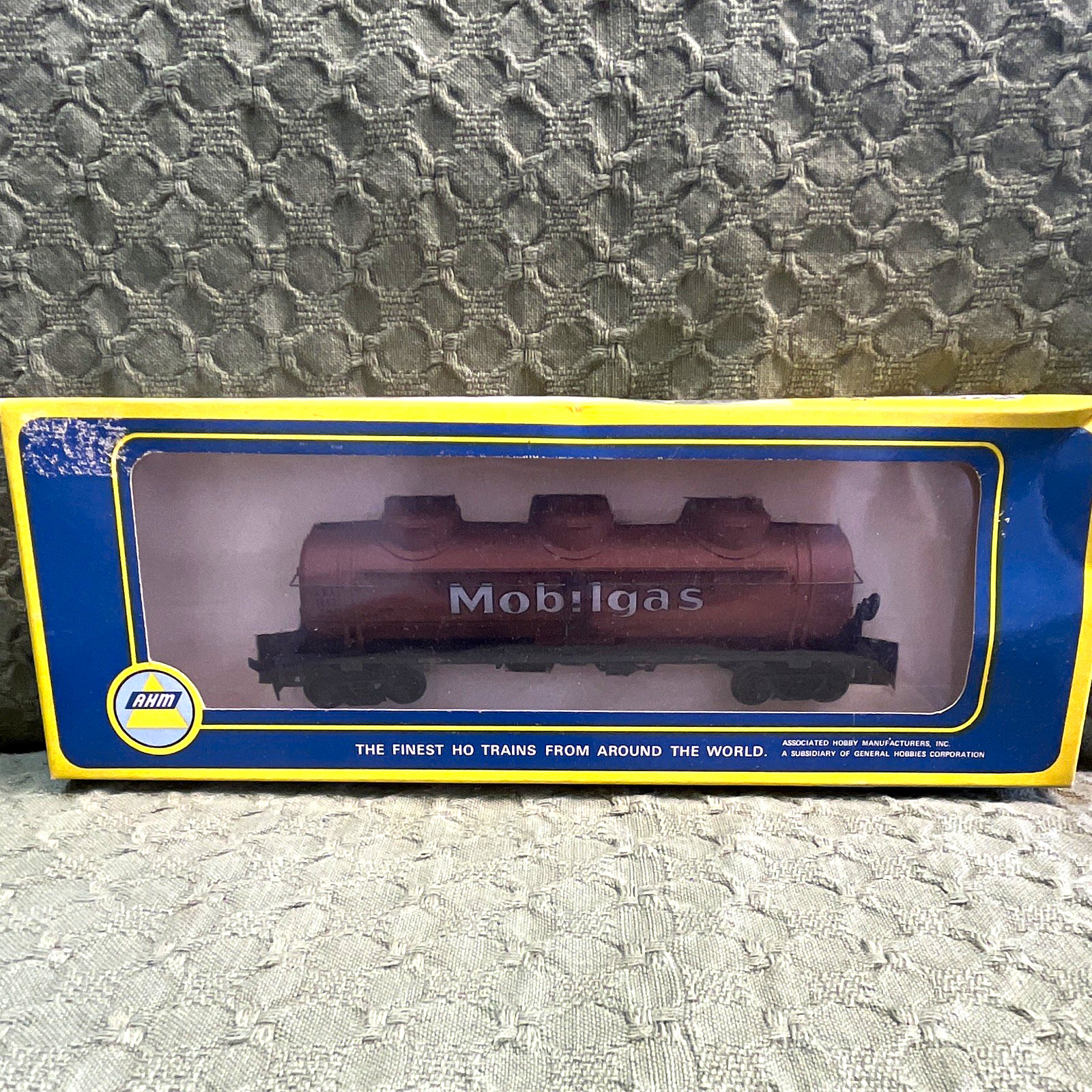 AHM HO 1:87 Mobilgas Brown 3-Dome Tank Car Analog Ready to Go MPN 5480D