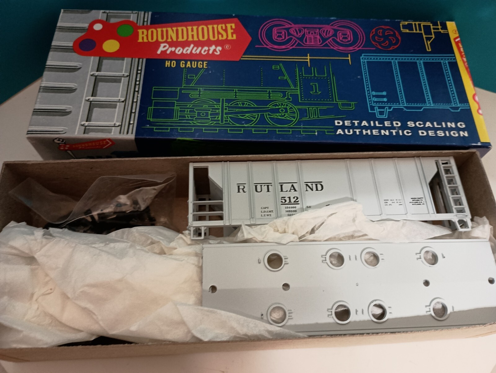 ROUNDHOUSE HO SCALE 2 BAY COVERED HOPPER RUTLAND 512 COMPLETE KIT!