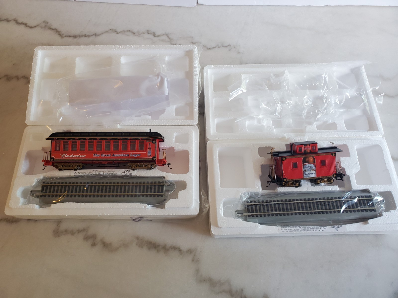 Budweiser Holiday Express Hawthorne Village On30 coach car caboose 18/014 New L5
