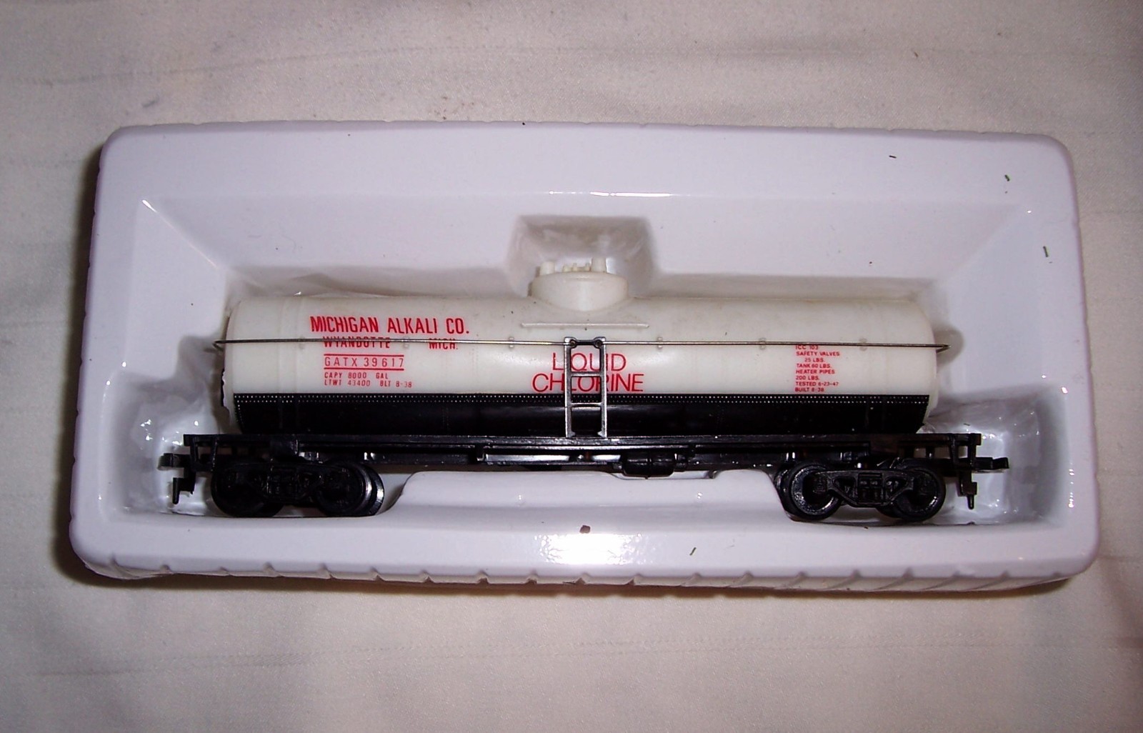 LOT#321 HO 40 FT MICHIGAN ALKALI TANK CAR #GATX-39617- NEAR PERFECT – NEW IN BOX