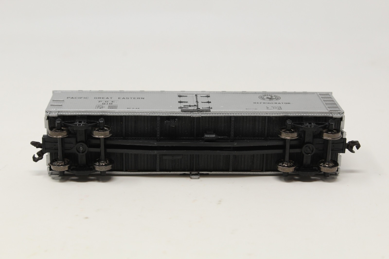 HO Scale Accurail 1584 40′ Wood Reefer Pacific Great Eastern PGE 818 Silver RTR