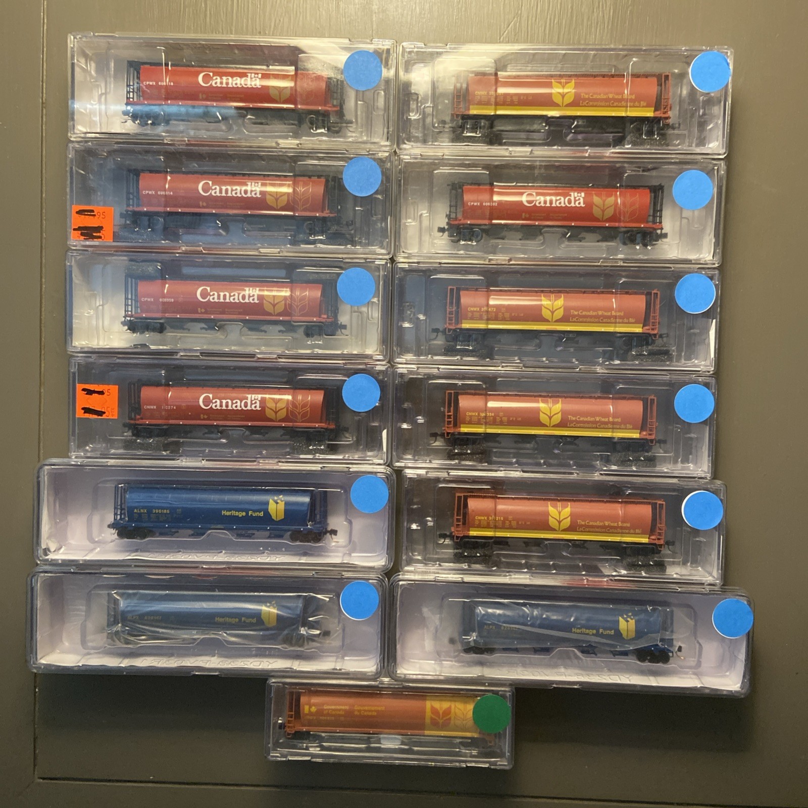 N Scale Intermountain Canadian Grain Hopper Lot Of 13 Cars Various Paint Schemes