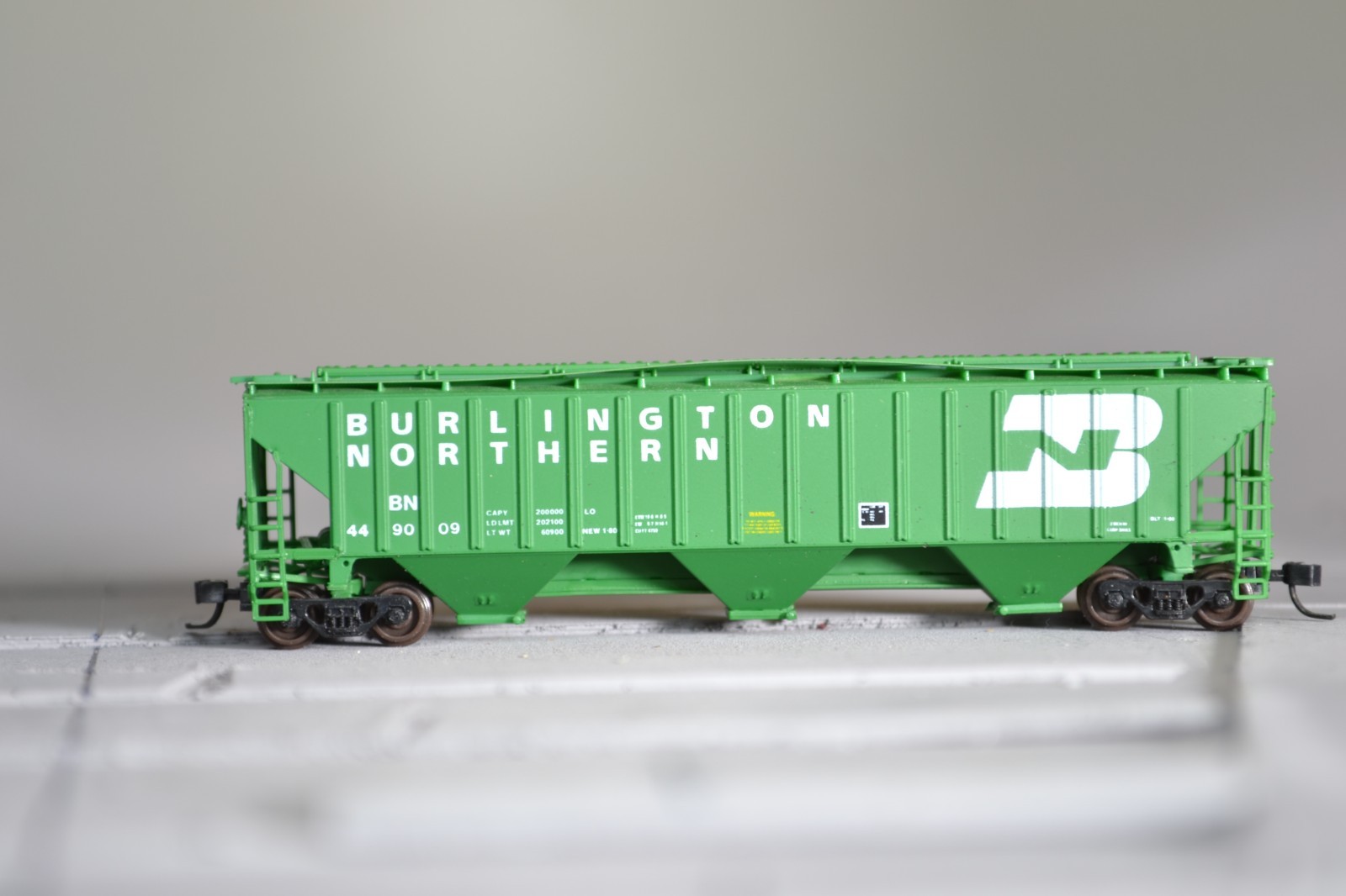 48076 N Scale PACIFIC WESTERN RAIL COVERED HOPPER BN BURLINGTON NORTHERN