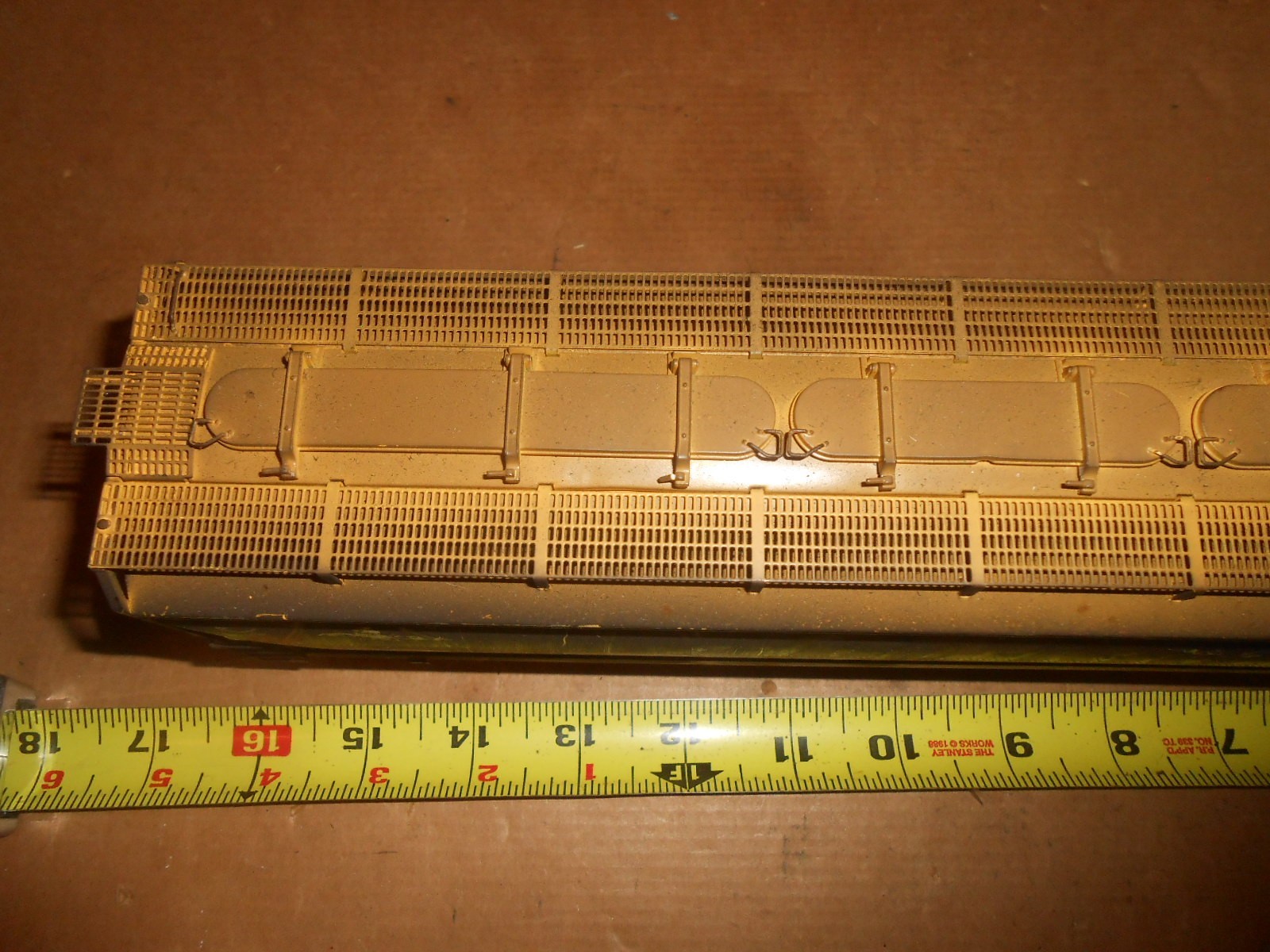 O/O-27 Lionel 52594 weathered Quikrete 4 Bay ACF Hopper.