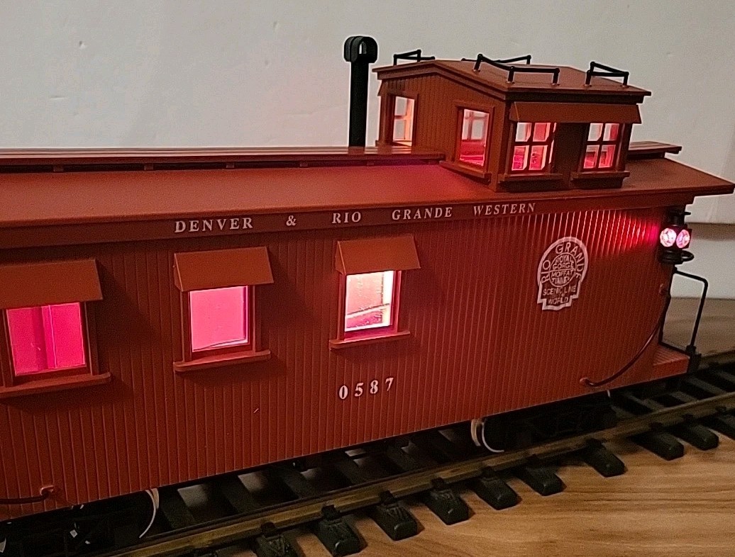 DELTON 4275 #0587 DENVER & RIO GRANDE CABOOSE W/LIGHTED MARKERS & LIGHTING