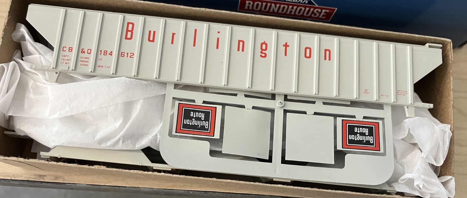 Accurail HO Scale ~ 6539 Pullman Covered Hopper ~ Kit ~ Burlington Gray