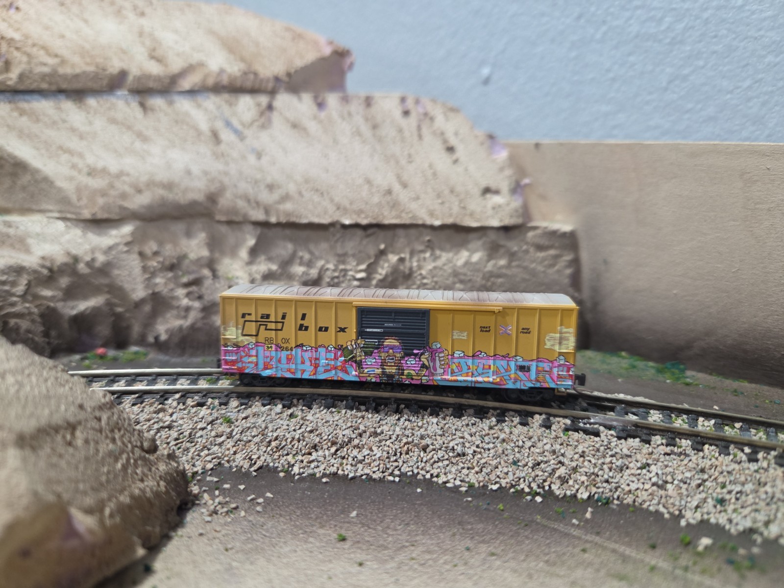 MICRO-TRAINS Z SCALE RAILBOX GRAFFITI 510 44 222 RD# 39264
