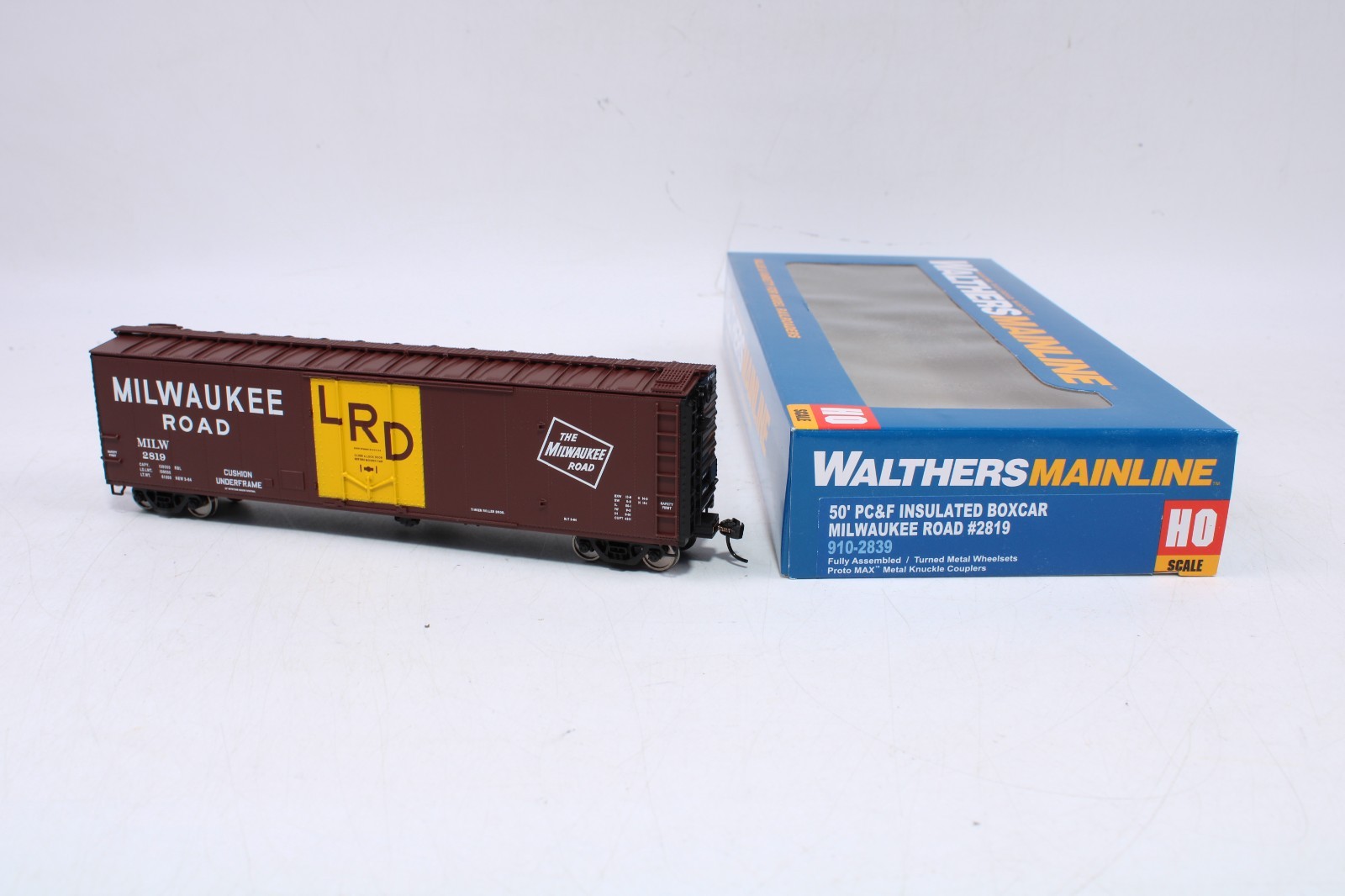 Walthers 910-2839 HO 50′ PC&F Insulated Boxcar Milwaukee Road #2819