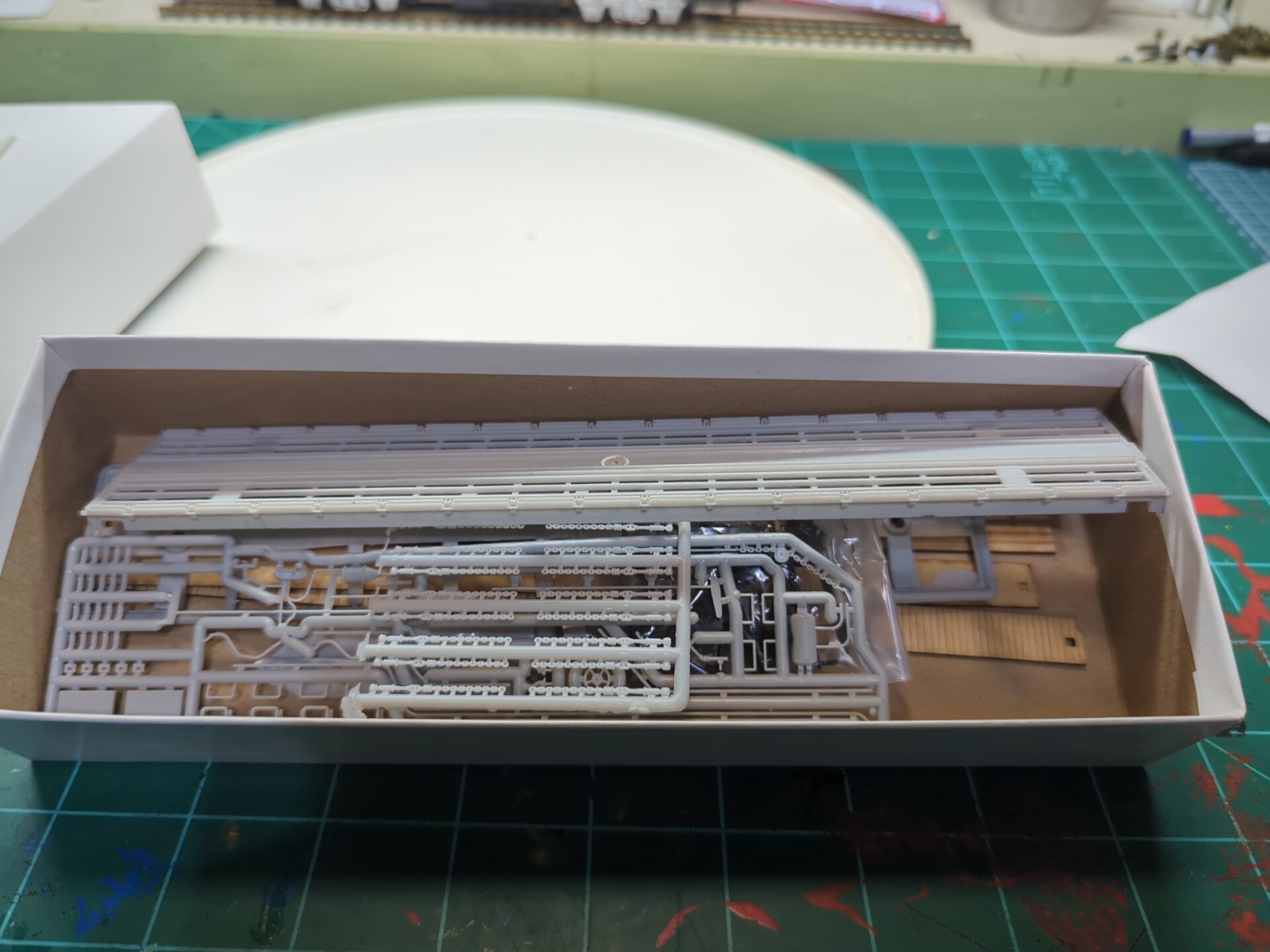 #343 ho 60-Ft wood deck black car undecorated by intermountain railway