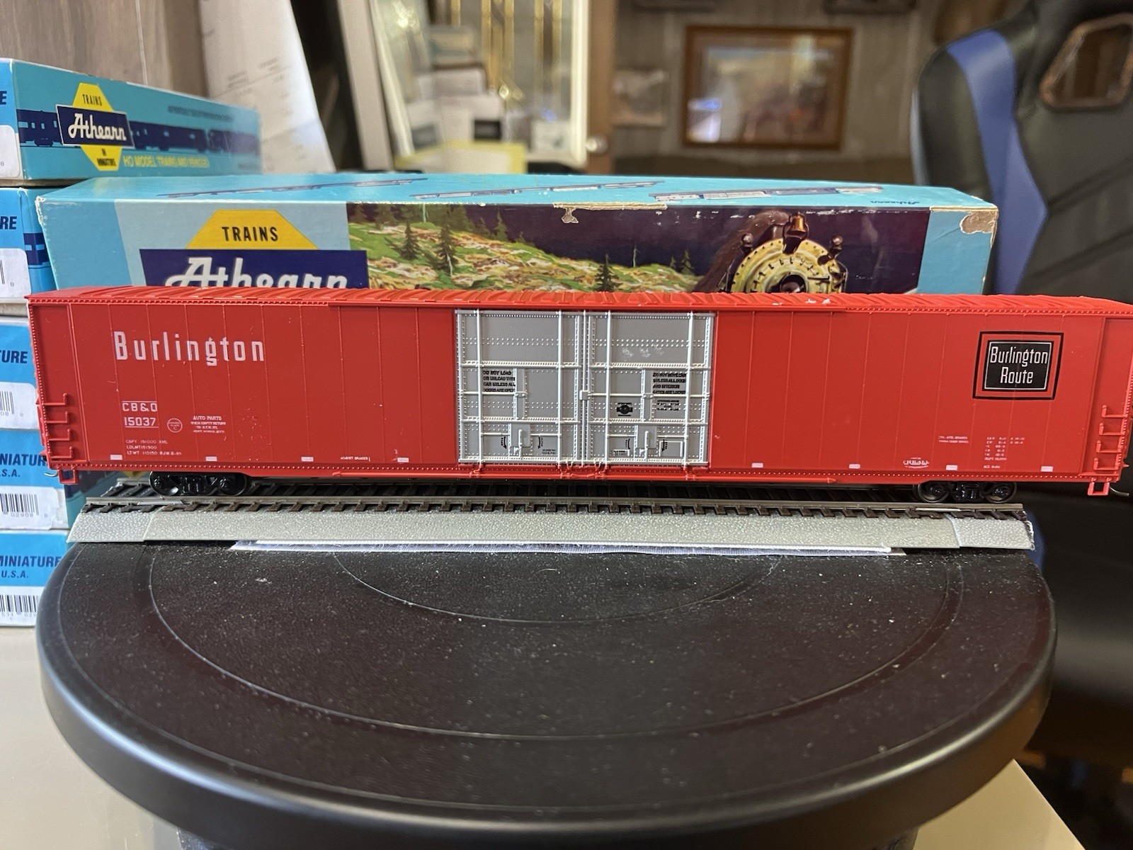 HO Scale Athearn #1977 assembled blu box Burlington 86′ 4 door Hi-Cube box car