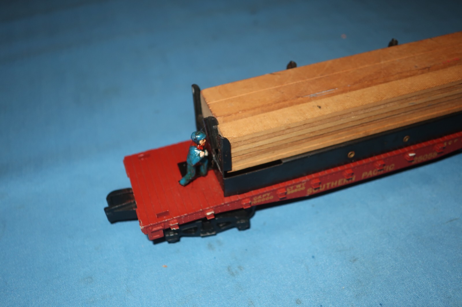 American Flyer #25058 Moe & Joe Operating Lumber Car. Working.