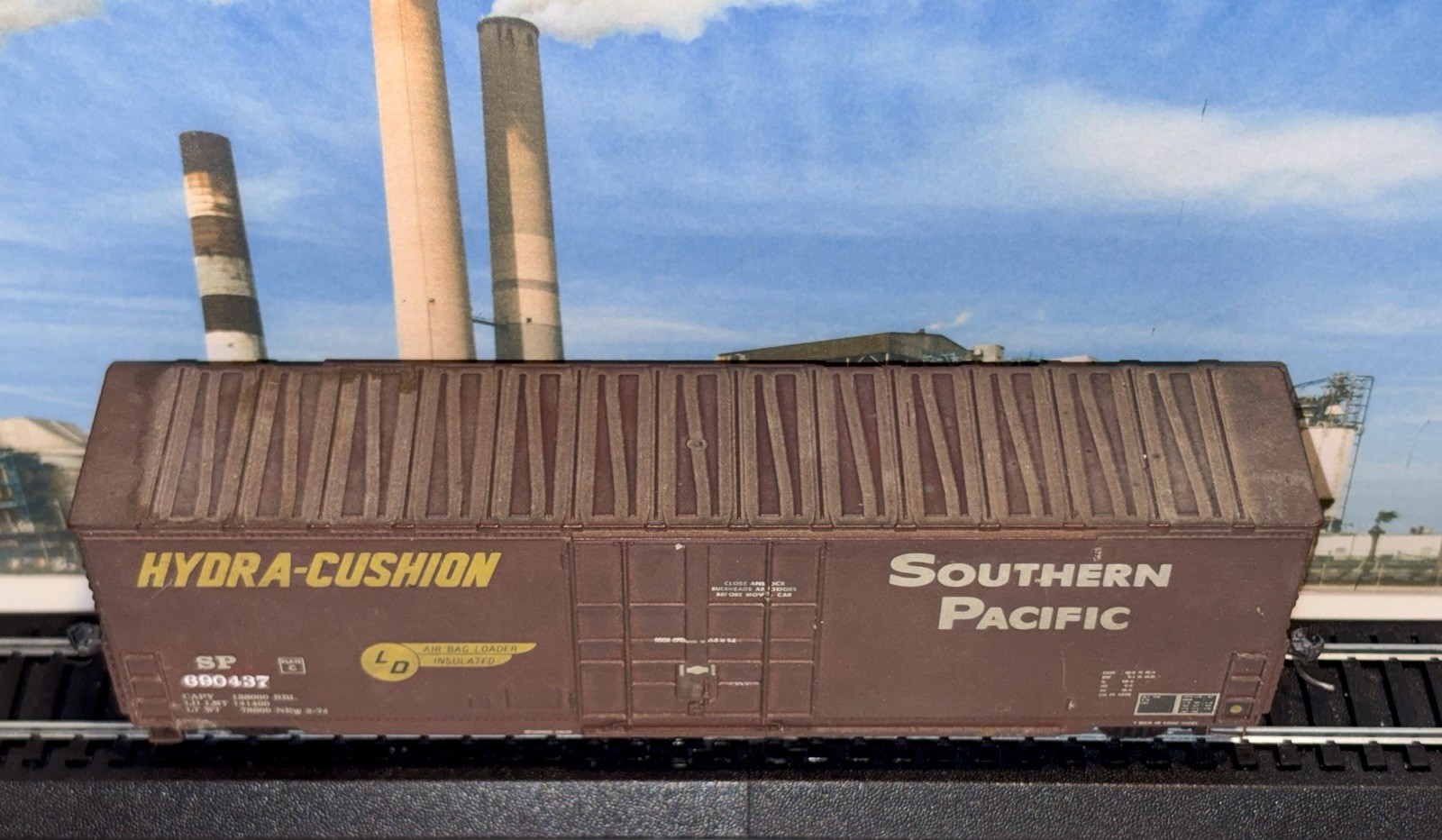 HO Roundhouse Southern Pacific 50’ PCF B-70 Plug Door Boxcar SP 690437 Weathered