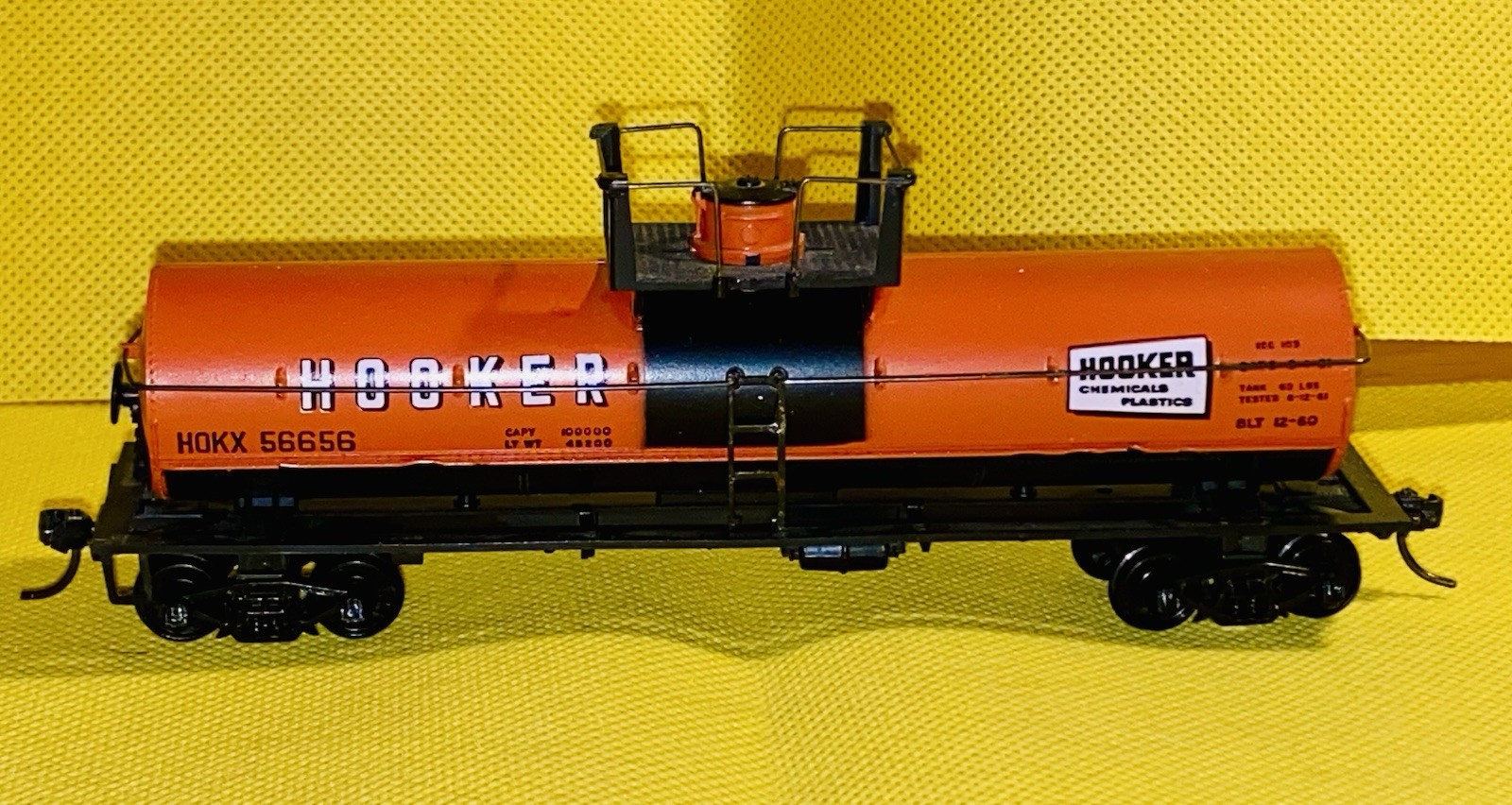 HO Scale Hooker 40′ Chemicals Plastics Tank Car #56656 Built No Box