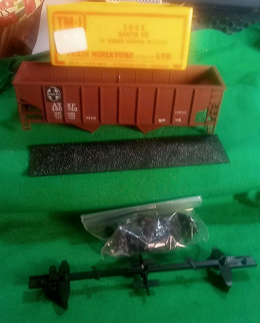 Santa Fe Atchison Ribbed Hopper Load TM Train Miniature Plastic Box Kit AT&SF
