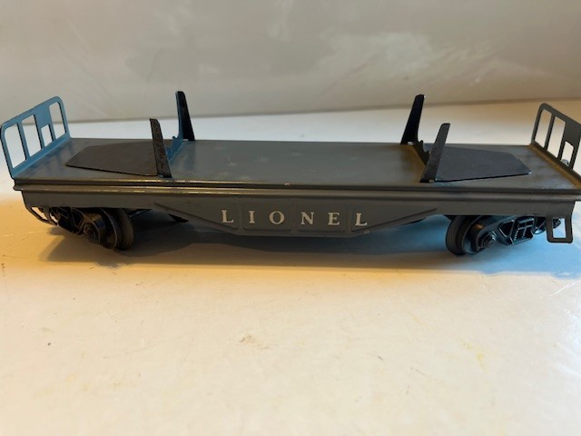 LIONEL – O Gauge – Gray Pressed Steel (6111 or 6121?) – LOG FLAT CAR w/ LOAD!