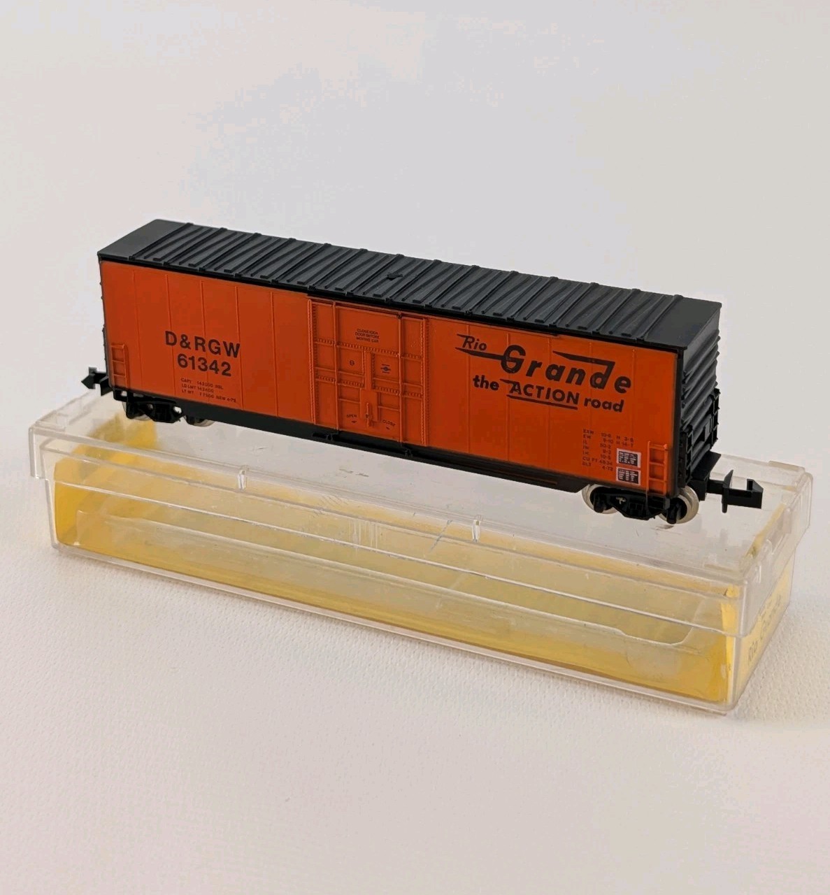 N Scale Roundhouse 8204 Rio Grande 50′ Single Door Boxcar 61342 Orange Black