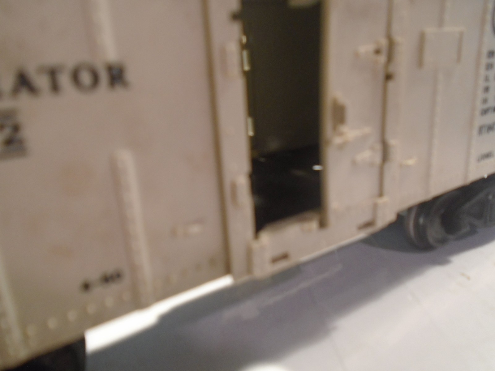 LIONEL O & 027 REFRIGERATOR REEFER No 6472, MISSING 2 HALF DOORS 5-179-5