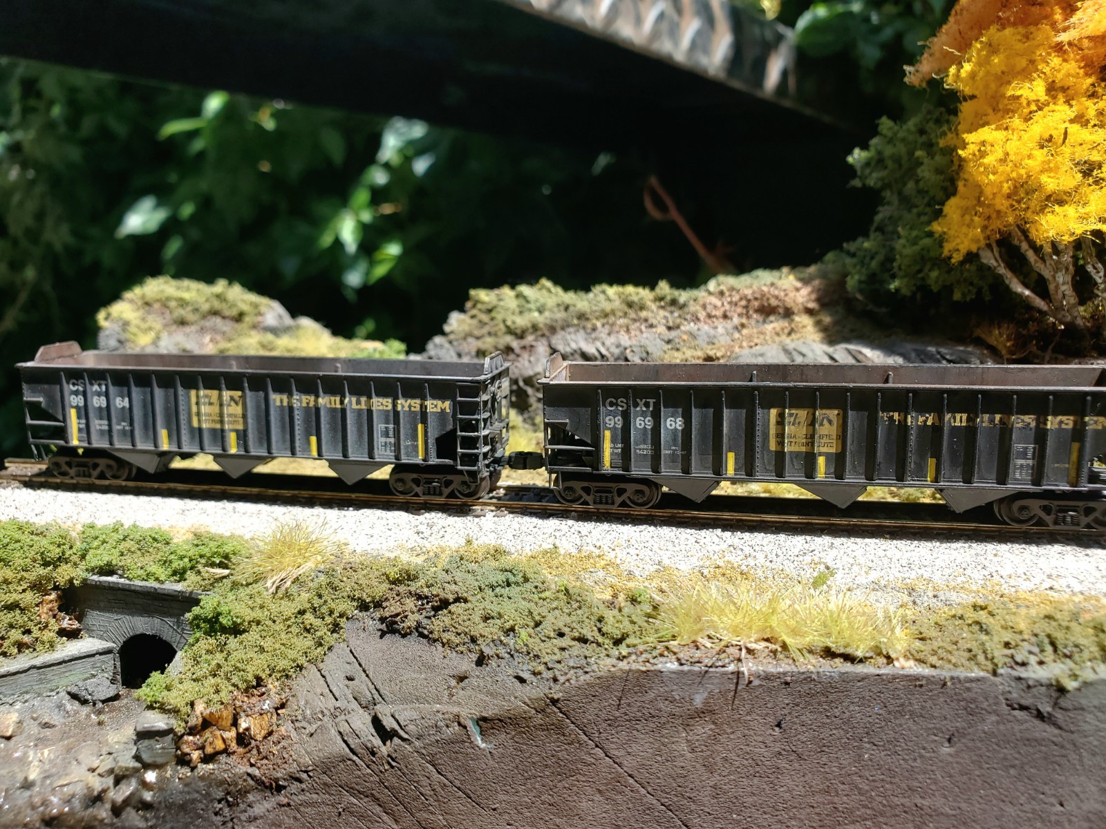 Custom Painted – (2) N Scale Atlas Hoppers w/ Coal Insert CSXT #996964 & #996968