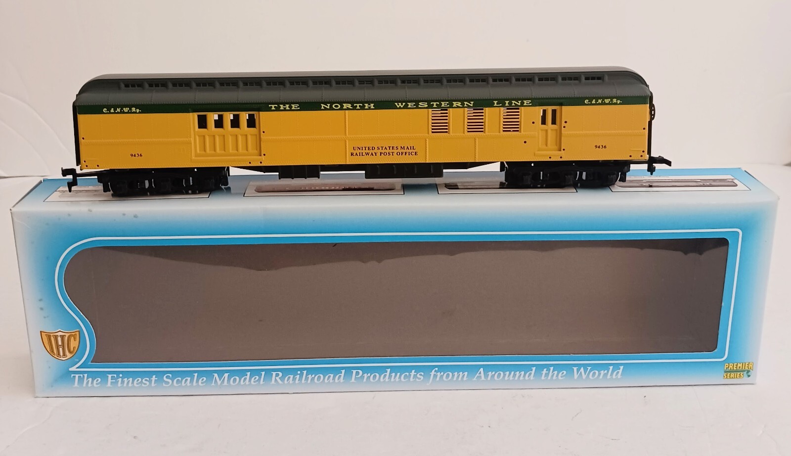 IHC HO SCALE # 49215 CHICAGO & NORTHWESTERN BPO CAR