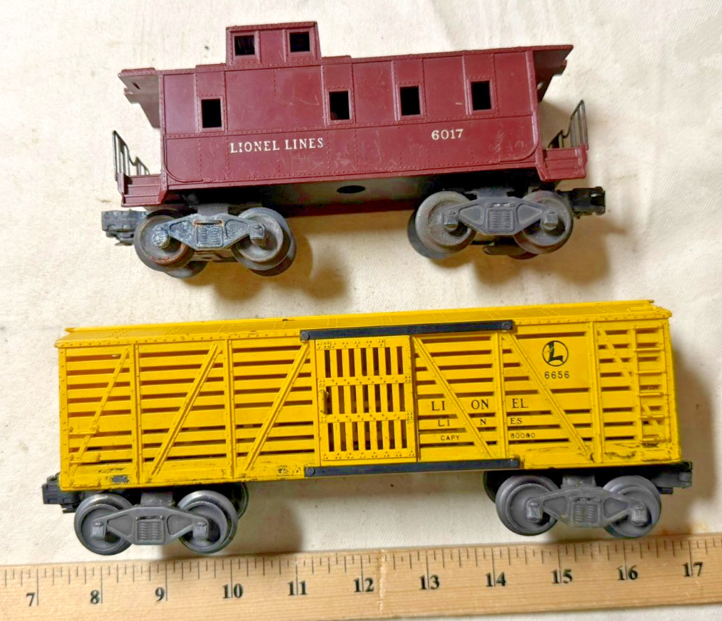 Postwar Lionel O Gauge 6656 yellow cattle car + 6017 Tuscan brown caboose