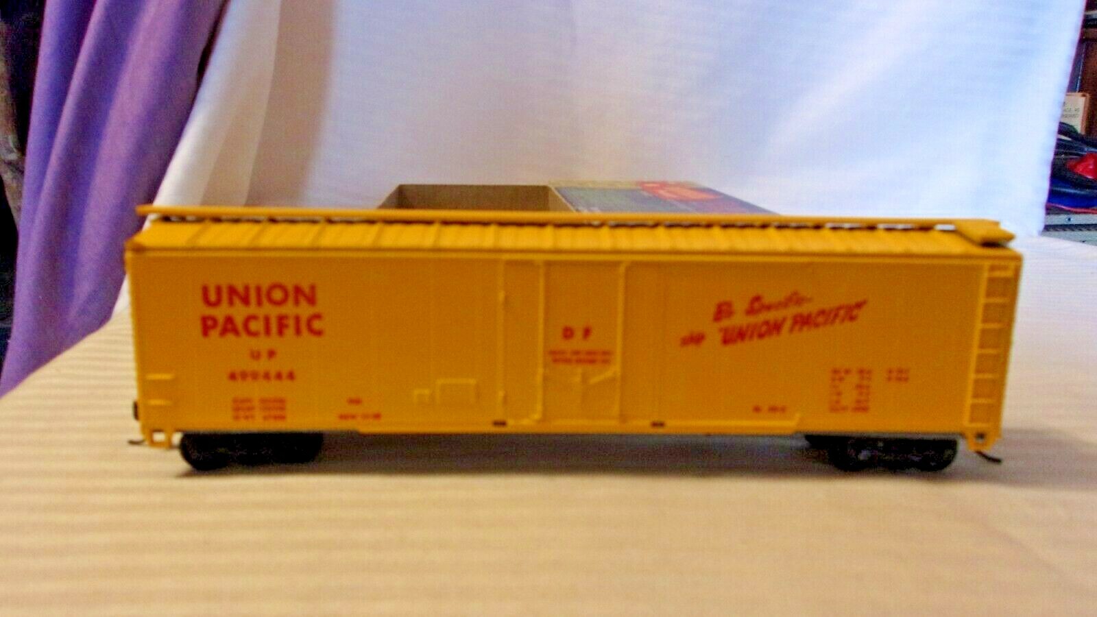 HO Scale Roundhouse 50′ Box Car, Union Pacific, Yellow #499444
