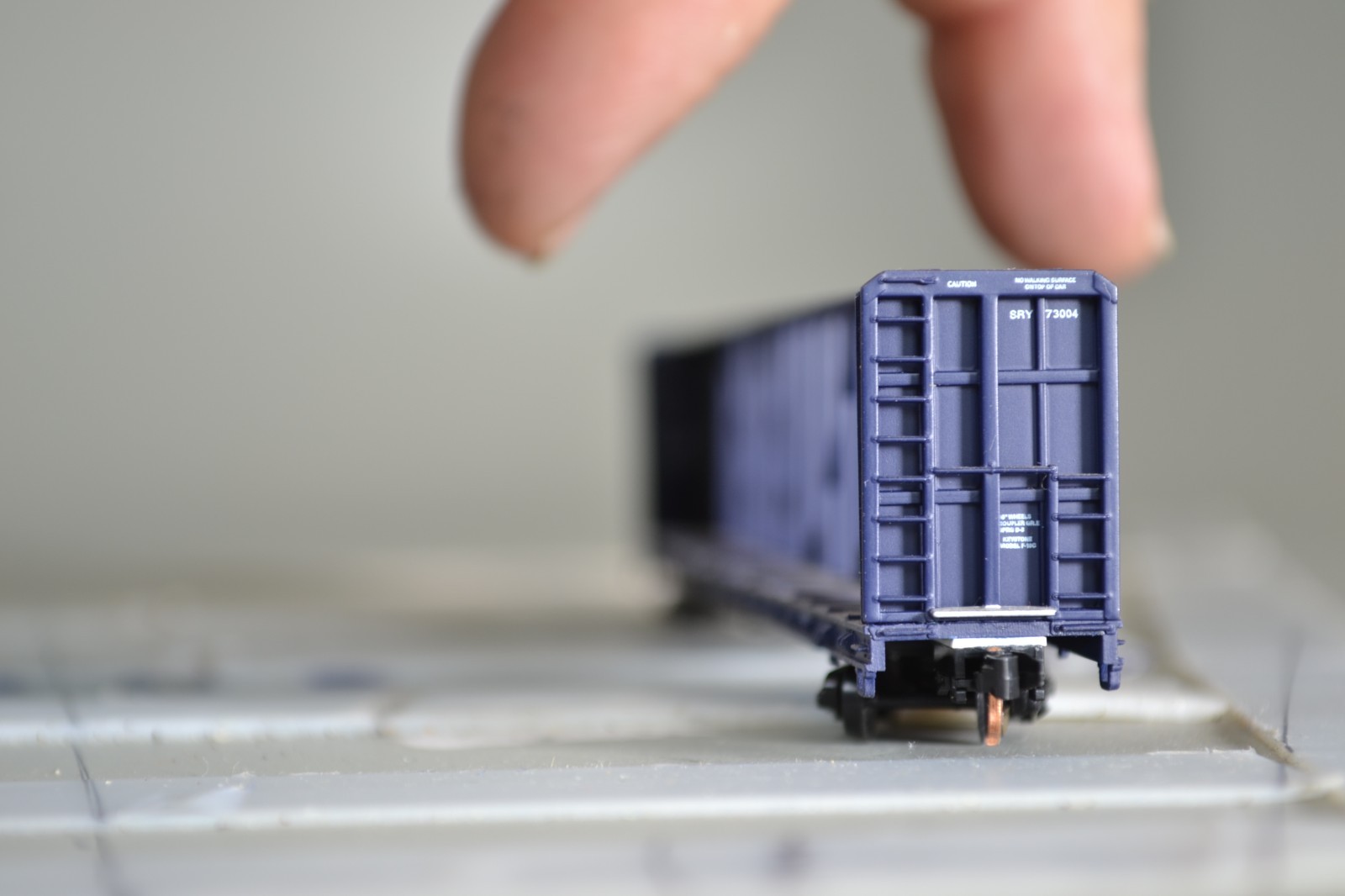 83026 N Scale RED CABOOSE CENTER BEAM SRY