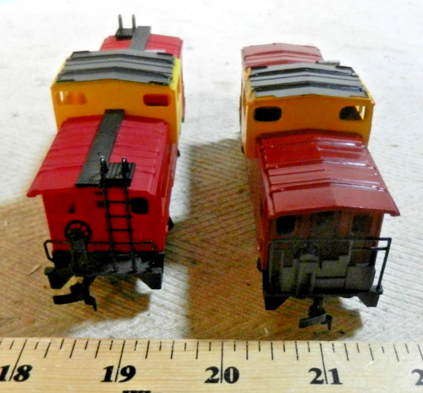 2 Bachmann HO Wide Vision Santa Fe Cabooses in OBs: 2 distinct variations! (C)