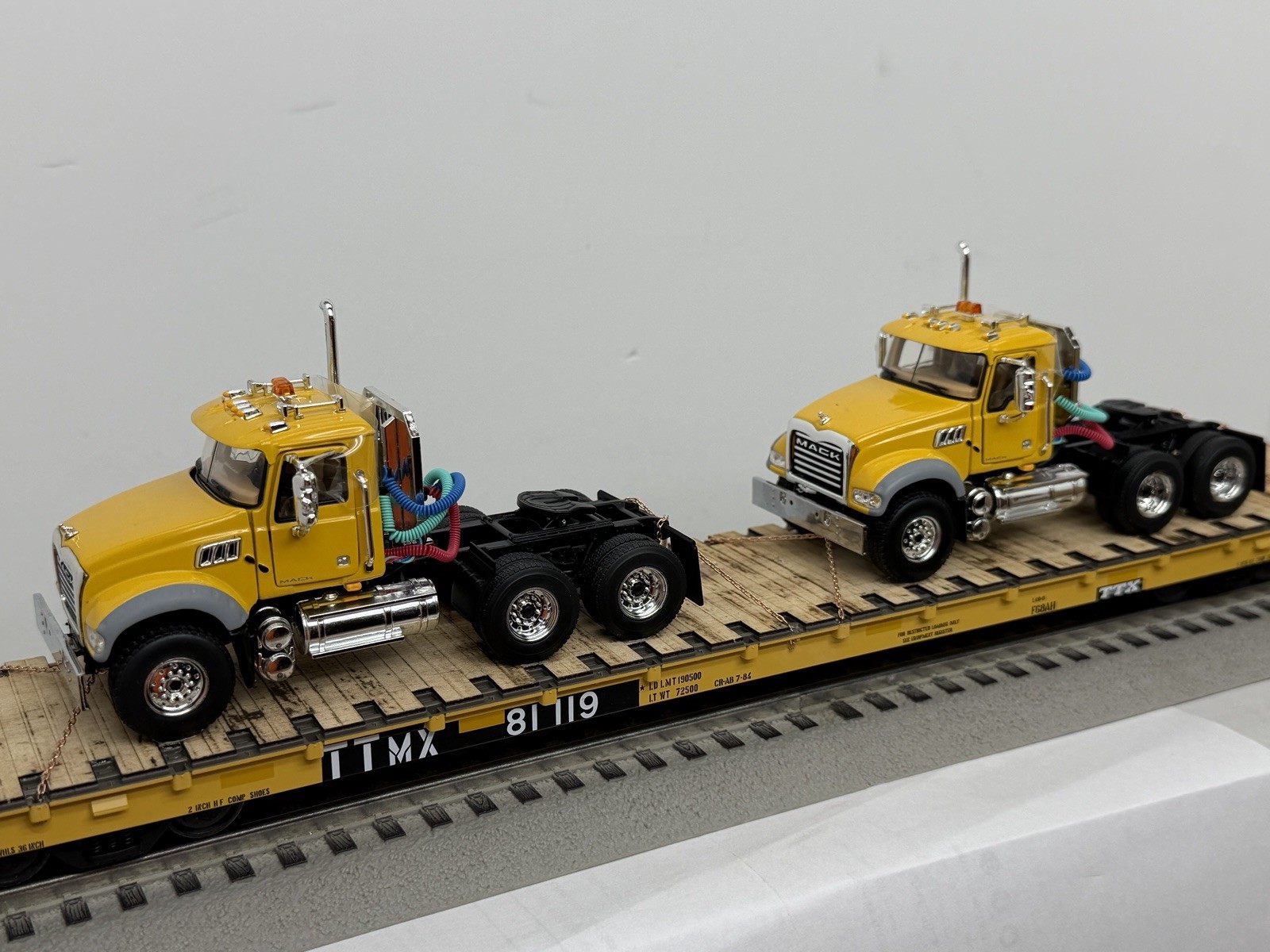 ATLAS O 3 rail TTMX 81119 CUSTOM 68’ w/2 MACK GRANITE Road Tractors Ralphstrains