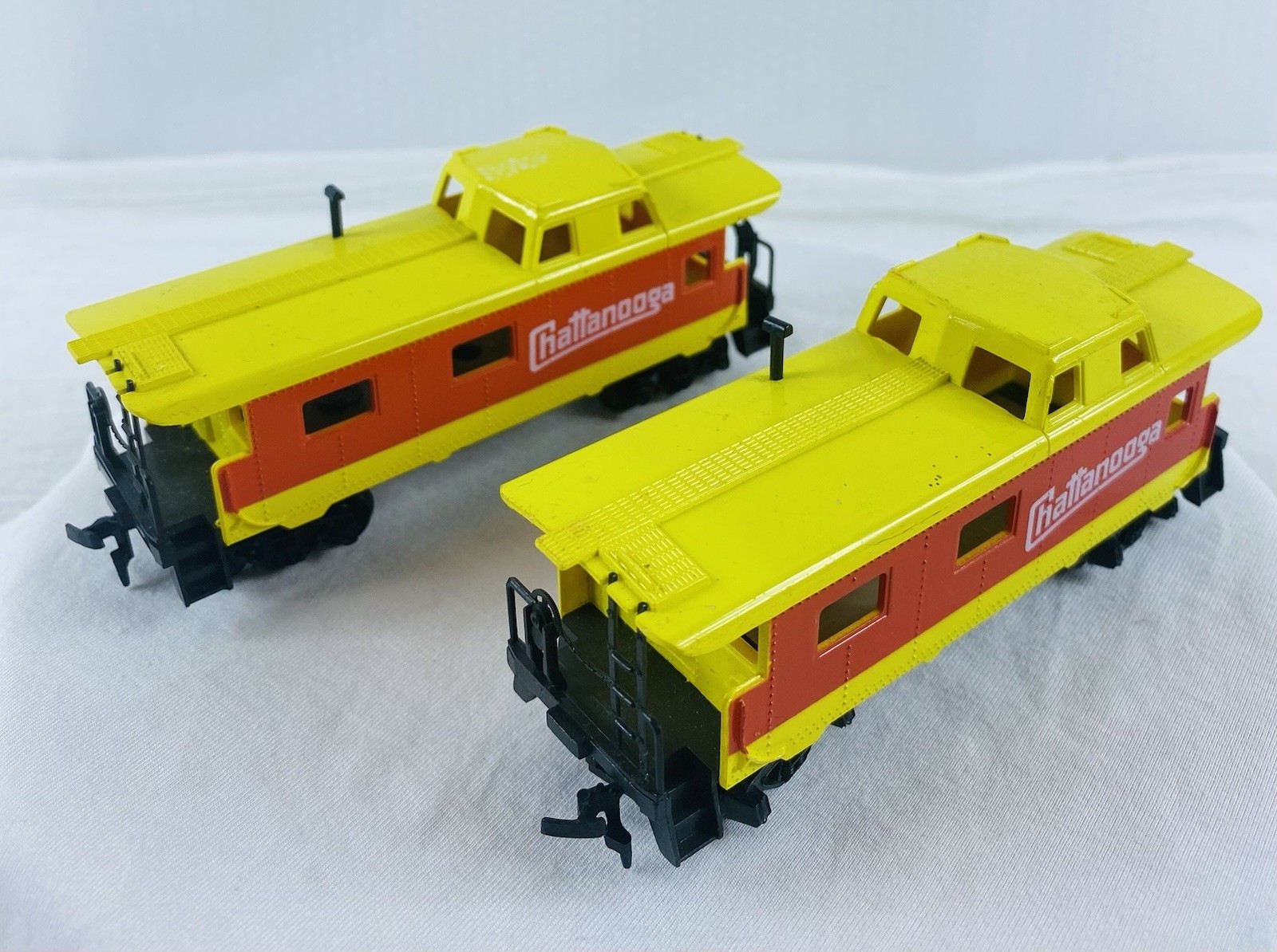 Tyco HO Chattanooga Caboose Yellow Red Freight Car Vintage Hong Kong Lot of 2