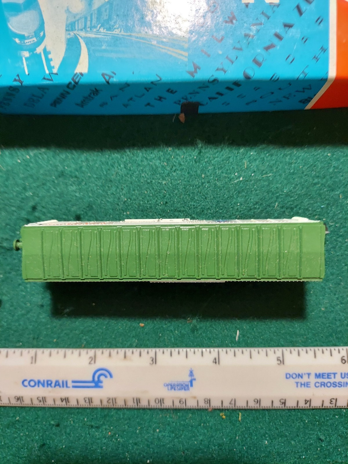 CON-COR N SCALE 1977 CHRISTMAS BOX CAR